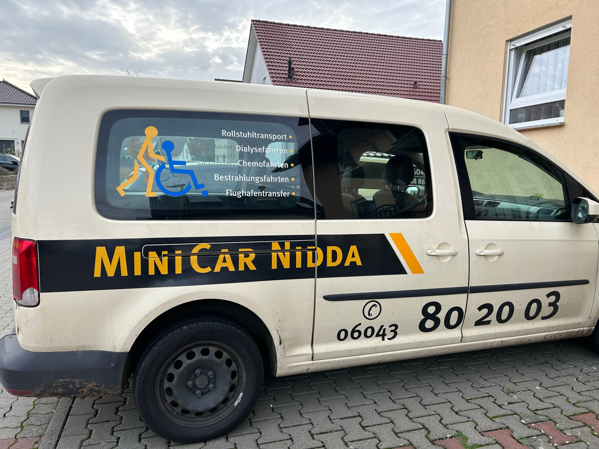Transporter von MiniCar Nidda mit Leistungsliste für Krankenfahrten