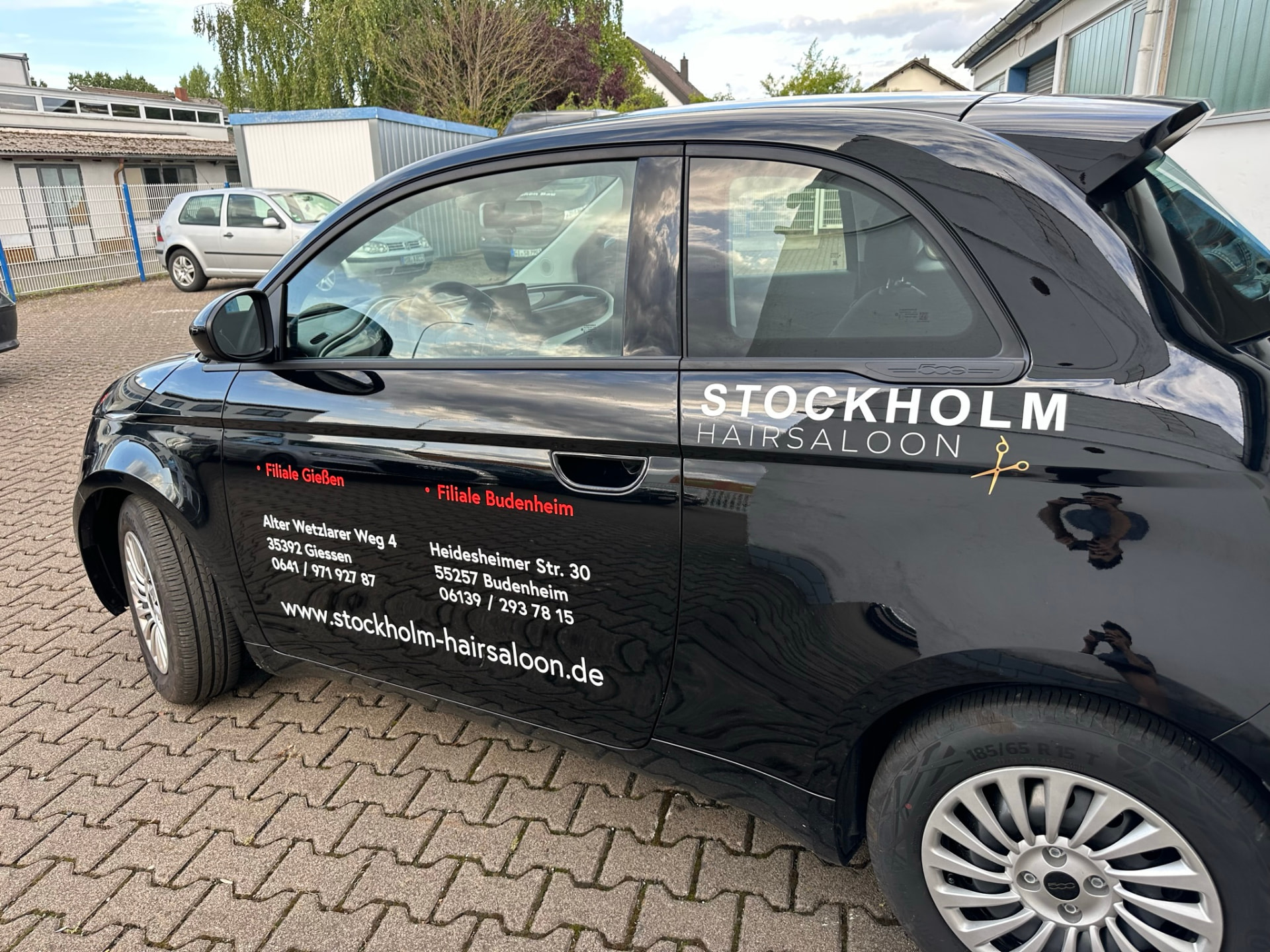 Fiat 500 von Stockholm Hairsalon mit Adressen und Website auf schwarzer Folie